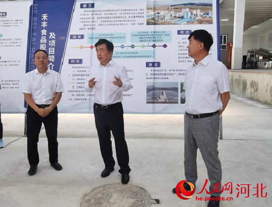 黨曉龍在禾豐項目現(xiàn)場鼓勵大家以商招商。 人民網(wǎng) 張繼航攝