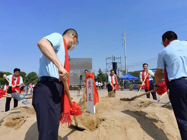 作為今年荷花節(jié)“開場秀”，理士新能源智造園區(qū)項(xiàng)目正式開工。人民網(wǎng) 馬曉波攝