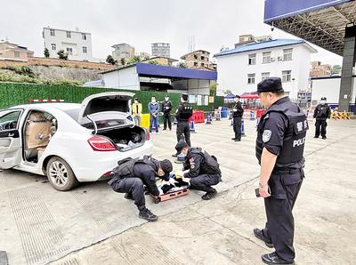 圖為民警對重點車輛是否攜帶毒品進行檢查。省禁毒委供圖