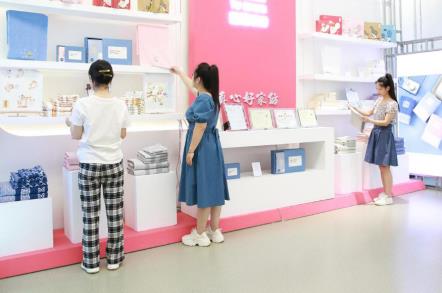 多樣的高陽紡織產品吸引大家關注。班靜怡攝