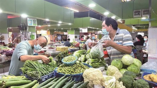 無錫市民在沁揚(yáng)市場和往常一樣購買農(nóng)副產(chǎn)品。宗曉東攝