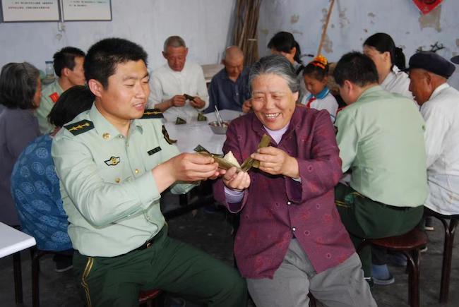趙德恒與孤寡老人共度端午佳節(jié) 。 濱州市公安局海岸警察支隊岔尖派出所供圖