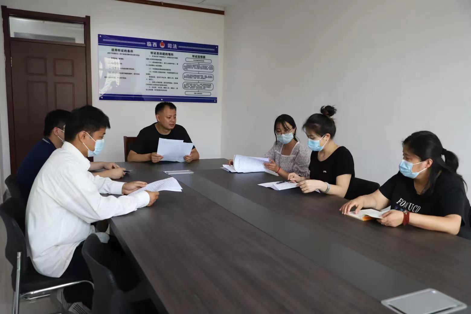 邢臺市臨西縣司法局工作人員在行政復(fù)議聽證室對行政復(fù)議事項(xiàng)開展聽證問詢。 孟凡儒攝
