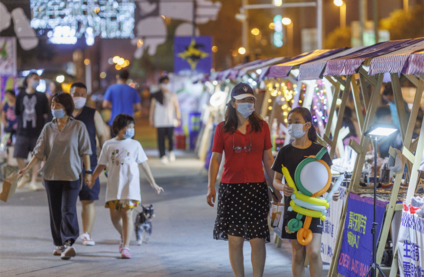 青年無限宇宙潮動(dòng)市集匯聚眾多文創(chuàng)產(chǎn)品，豐富市民夜生活。王英浩攝