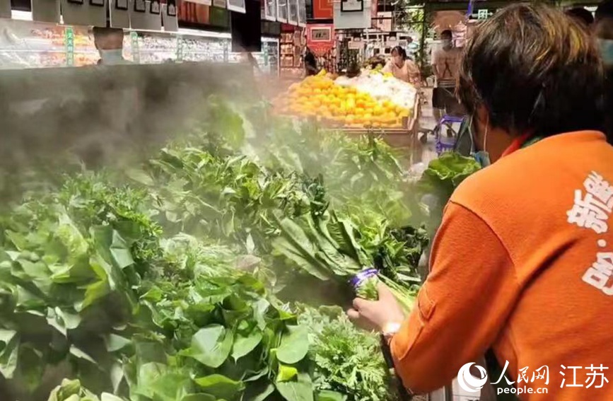 在大潤發(fā)長江北路店里，果蔬、肉蛋等生活必需品種類齊全，供應(yīng)充足，市民正有序選購。無錫市委網(wǎng)信辦供圖
