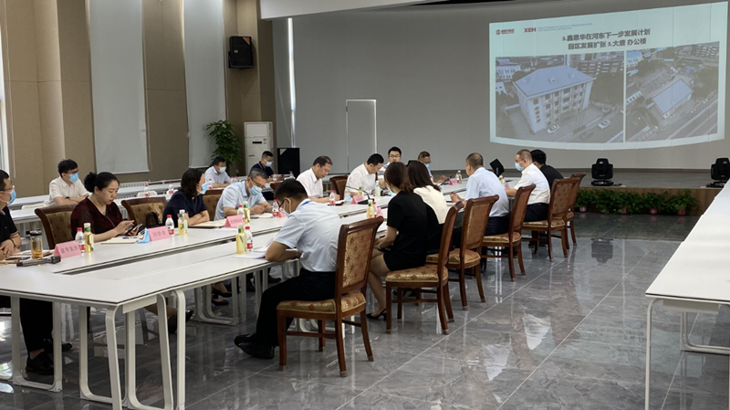 河?xùn)|區(qū)委書記范少軍一行深入老電建公司辦公園區(qū)就盤活園區(qū)工作進(jìn)行部署研究。河?xùn)|區(qū)供圖