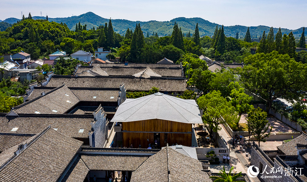7月23日，空中俯瞰位于寧波市江北區(qū)慈城鎮(zhèn)的抱珠樓。人民網(wǎng) 章勇濤攝