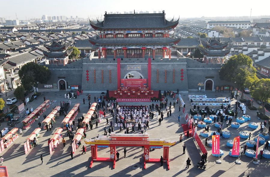 城門掛春聯(lián)，金湖沖刺“開門紅”。陳義寶攝