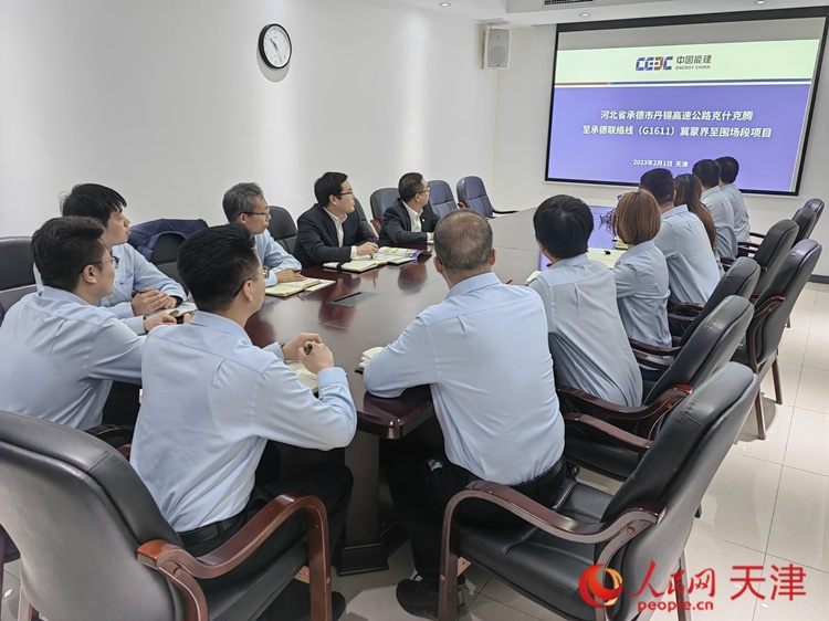近日，中能建路橋工程有限公司領(lǐng)導班子成員與員工開會討論，如何根據(jù)今年的項目招聘合適的優(yōu)秀人才。  人民網(wǎng) 孫翼飛攝