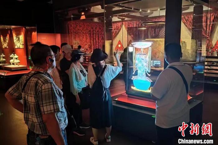 圖為臺灣新北市永和區(qū)里長聯(lián)誼會江西參訪團一行在南昌漢代?；韬顕z址博物館內(nèi)參觀展出的珍貴文物?！●樞↓?攝