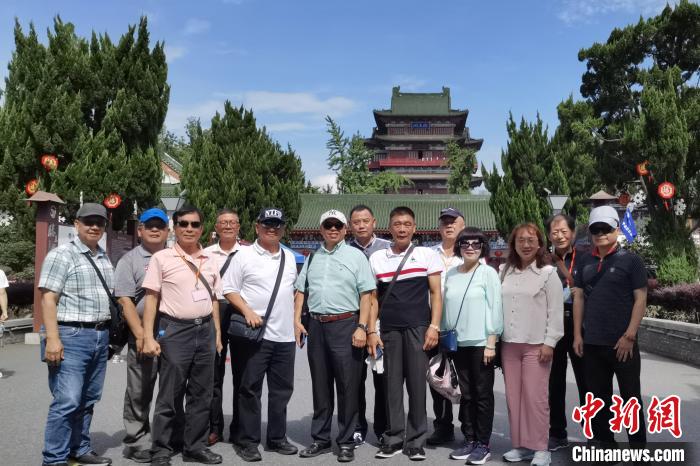 圖為臺灣新北市永和區(qū)里長聯(lián)誼會江西參訪團一行在南昌滕王閣前合影。　柳曉丹 攝