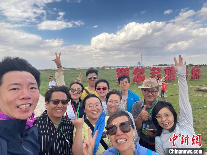 圖為臺胞在鄂爾多斯草原合影?！∪~冠賢 攝