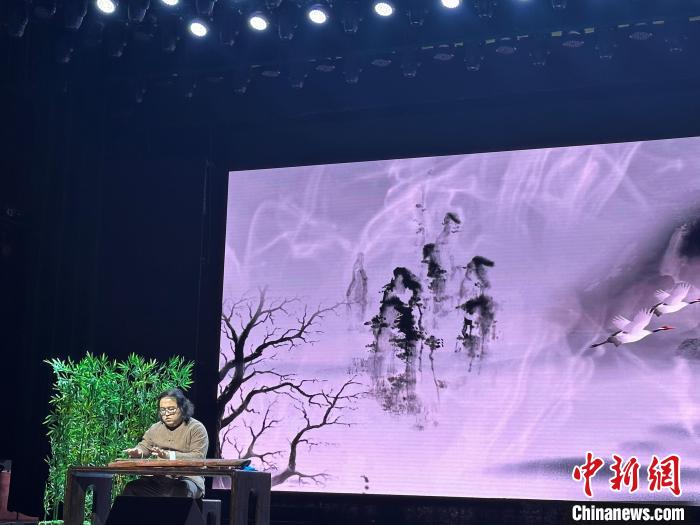 閩派古琴名家陳志強(qiáng)演奏一曲《流水》。　張麗君 攝