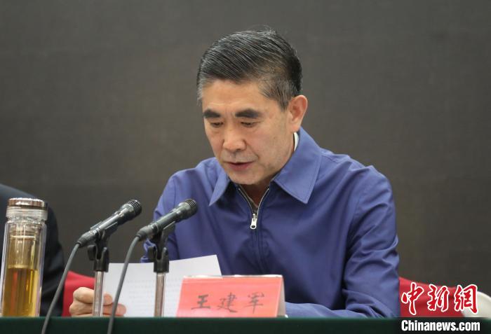 圖為青海省委書記王建軍出席會議并作講話。　張?zhí)砀?攝