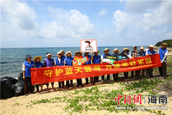 環(huán)保志愿者呼吁停止隨地扔垃圾、破壞環(huán)境等不文明行為。