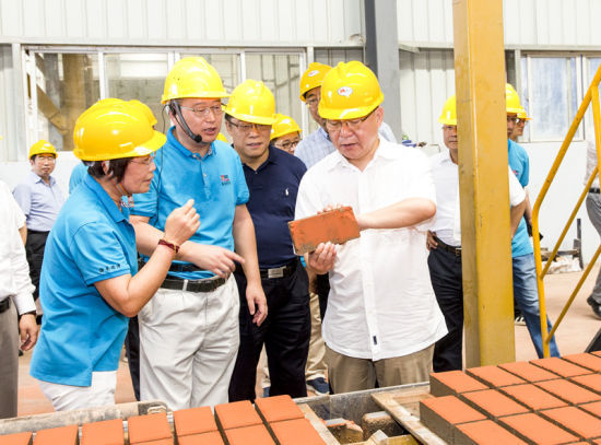 2019年6月21日下午，省長(zhǎng)沈曉明在三亞建筑廢棄物綜合利用廠(chǎng)，查看用建筑廢棄物綜合處理后制成的再生水泥磚。海南日?qǐng)?bào)記者 宋國(guó)強(qiáng) 攝