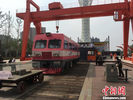公園內(nèi)的火車車廂與貨場龍門吊等工業(yè)遺跡?！「呒t超 攝