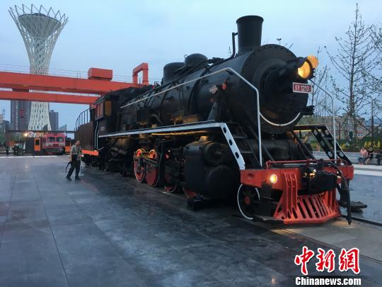 公園內(nèi)保留布置了蒸汽時(shí)代火車頭?！「呒t超 攝