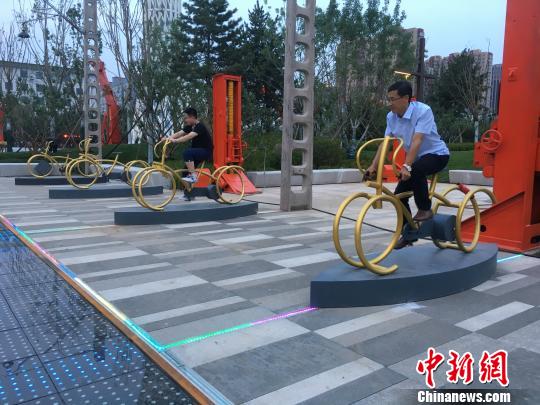 市民使用公園內(nèi)的健身設(shè)施?！「呒t超 攝