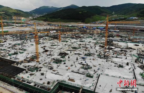 6月28日，航拍鏡頭下的河北張家口冬奧會太子城冰雪小鎮(zhèn)項目。太子城冰雪小鎮(zhèn)項目位于2022年冬奧會張家口賽區(qū)核心區(qū)，連接張家口賽區(qū)云頂和古楊樹兩個競賽場館群，建成后將承擔賽時核心區(qū)配套保障功能，提供冬奧頒獎、貴賓接待、交通換乘、休閑娛樂等服務，賽后將成為一座國際化四季度假小鎮(zhèn)。 中新社記者 楊艷敏 攝