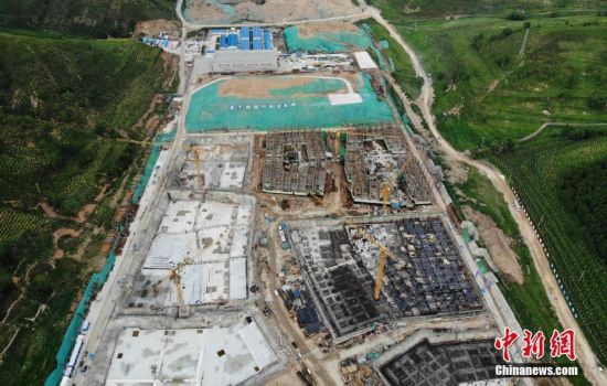 6月28日，航拍鏡頭下的河北張家口冬奧會太子城冰雪小鎮(zhèn)項目。太子城冰雪小鎮(zhèn)項目位于2022年冬奧會張家口賽區(qū)核心區(qū)，連接張家口賽區(qū)云頂和古楊樹兩個競賽場館群，建成后將承擔賽時核心區(qū)配套保障功能，提供冬奧頒獎、貴賓接待、交通換乘、休閑娛樂等服務，賽后將成為一座國際化四季度假小鎮(zhèn)。 中新社記者 楊艷敏 攝