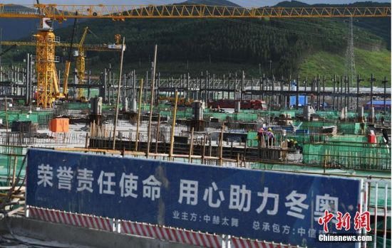 6月28日，河北張家口冬奧會太子城冰雪小鎮(zhèn)項目現(xiàn)場。太子城冰雪小鎮(zhèn)項目位于2022年冬奧會張家口賽區(qū)核心區(qū)，連接張家口賽區(qū)云頂和古楊樹兩個競賽場館群，建成后將承擔賽時核心區(qū)配套保障功能，提供冬奧頒獎、貴賓接待、交通換乘、休閑娛樂等服務，賽后將成為一座國際化四季度假小鎮(zhèn)。 中新社記者 楊艷敏 攝
