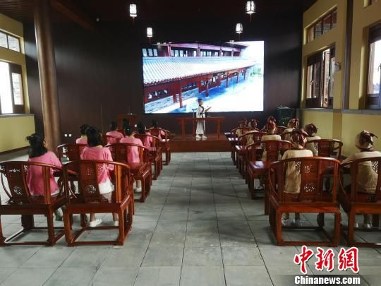 學生們在大原書院誦讀國學經(jīng)典?！⊥貔i 攝