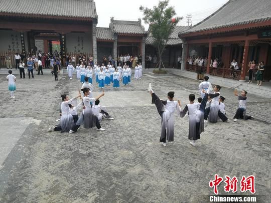 誦讀國學經(jīng)典展演?！⊥貔i 攝