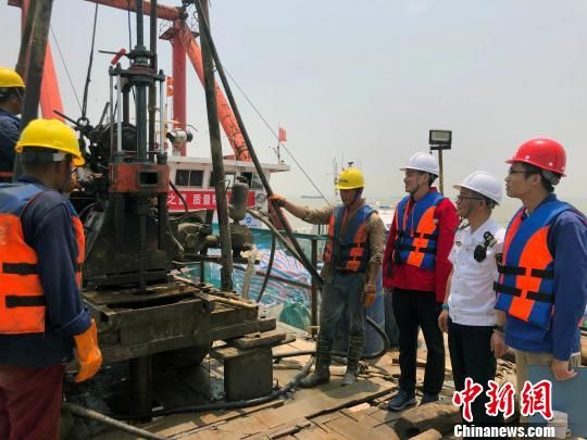 圖為勘察設(shè)計(jì)人員與常熟海事局執(zhí)法船在現(xiàn)場配合鉆探施工?！∥赫?攝