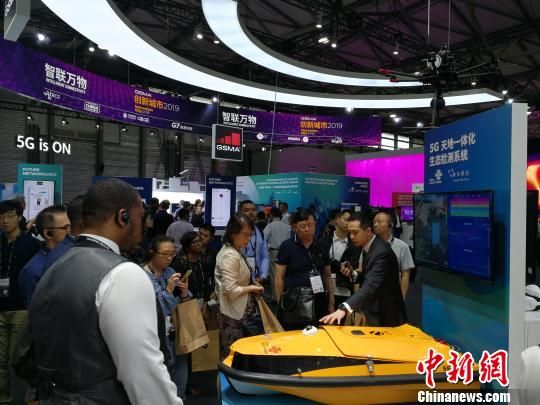 圖為現(xiàn)場(chǎng)人員講解5G“天地一體化”生態(tài)檢測(cè)系統(tǒng)?！∪伟厮?攝