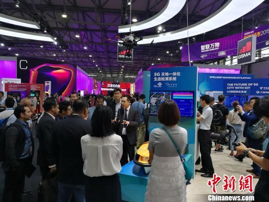 雄安新區(qū)展臺(tái)吸引不少眾多觀眾駐足關(guān)注?！∪伟厮?攝