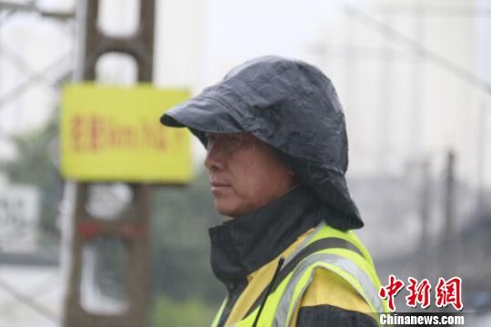 蘭州西工務(wù)段蘭州線路車間防護(hù)員雨中巡查?！⊥豕廨x 攝