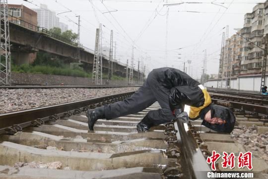 蘭州西工務(wù)段蘭州線路車間職工檢查線路幾何尺寸。　王光輝 攝