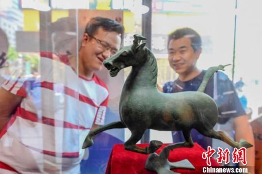 甘肅省博物館將榮登《國家寶藏》的文物銅奔馬和人頭形器口彩陶瓶搬到了絲路如意餐廳，讓顧客在餐廳內(nèi)就能近距離的和文物面對面?！＄娦?攝