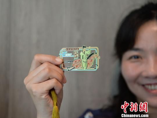 絲路主題餐廳內(nèi)推出的文創(chuàng)產(chǎn)品?！＄娦?攝