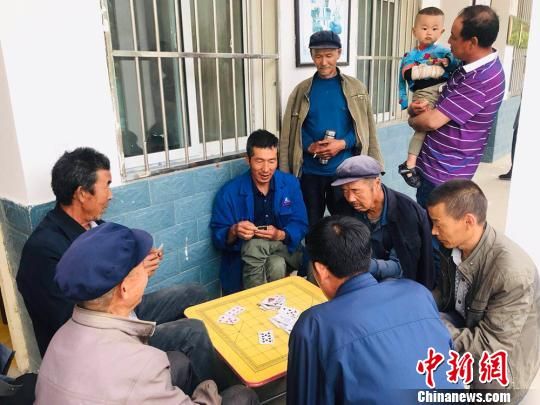 圖為老年人“興趣驛站”中的棋牌組?！“瑧c龍 攝