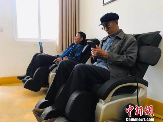 袁家壩村老年人使用按摩椅?！“瑧c龍 攝