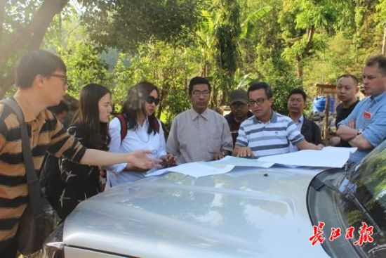 在尼泊爾，武漢市土地利用和城市空間規(guī)劃研究中心設(shè)計(jì)團(tuán)隊(duì)現(xiàn)場(chǎng)踏勘。(武漢市土地利用和城市空間規(guī)劃研究中心 供圖)