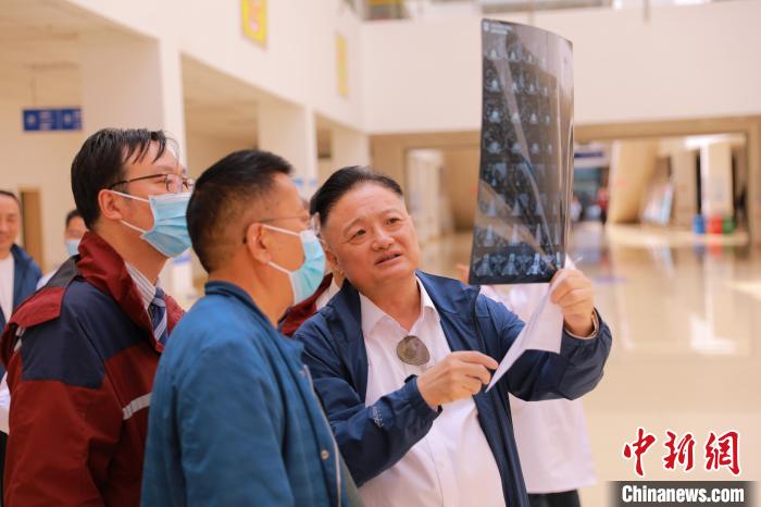 上海專家們采用“一對一”指導等方式，帶動日喀則市人民醫(yī)院科室、醫(yī)生業(yè)務水平的提升?！∩虾＝淮筢t(yī)學院供圖