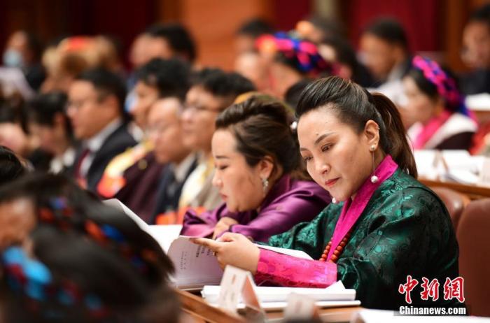 1月5日，次旦卓嘎(右一)在拉薩參加西藏自治區(qū)第十一屆人民代表大會(huì)第五次會(huì)議第二次全體會(huì)議。西藏自治區(qū)人大代表次旦卓嘎來自日喀則市定日縣，定日縣被稱為“洛諧故鄉(xiāng)”，作為西藏民間歌舞，洛諧已被列入中國國家非物質(zhì)文化遺產(chǎn)項(xiàng)目名錄，這是集歌、舞、樂、彈唱于一體的綜合藝術(shù)形式。參加完西藏2022年新年音樂會(huì)的次旦卓嘎告訴記者，每年參加的基層演出可達(dá)80場，“我希望用最純粹的方式，把最好的聲音帶到西藏乃至中國的各個(gè)角落?！?<a target='_blank' href='/'><p  align=