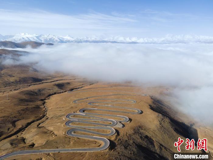 圖為西藏定日縣，前往珠穆朗瑪峰大本營蜿蜒的公路與云海。　江飛波 攝