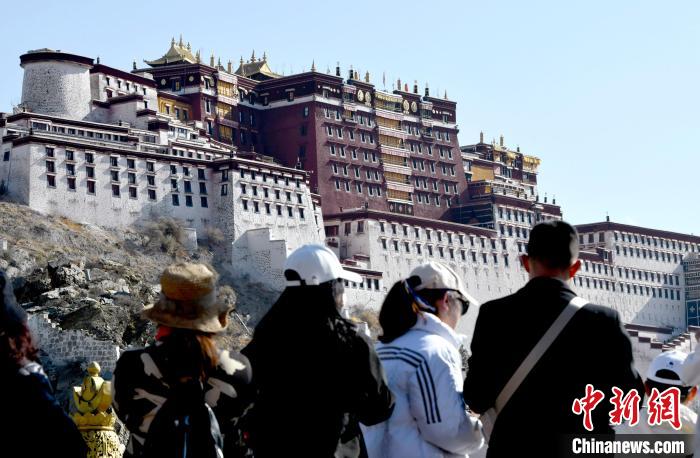 4月17日，游客在拉薩布達(dá)拉宮觀景臺(tái)拍照留念。　李林 攝