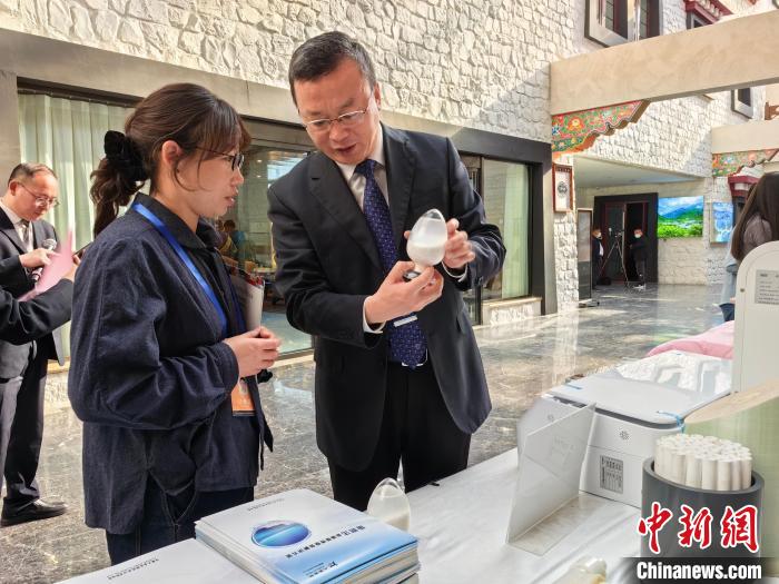 圖為簽約企業(yè)現(xiàn)場(chǎng)推介自己的產(chǎn)品?！≮w延 攝