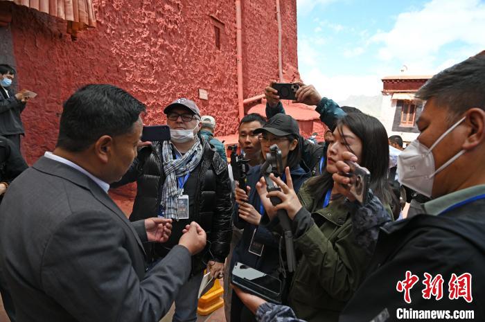 圖為中外媒體采訪布達拉宮管理處相關(guān)負責(zé)人?！≮w朗 攝