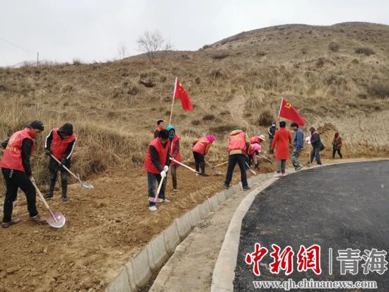 圖為尖扎干部職工生態(tài)建設和環(huán)境保護現(xiàn)場。尖宣 供圖