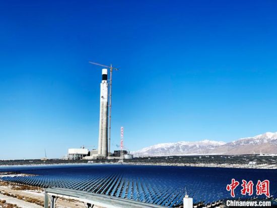 圖為地處柴達(dá)木盆地的光伏電站?！O?！z