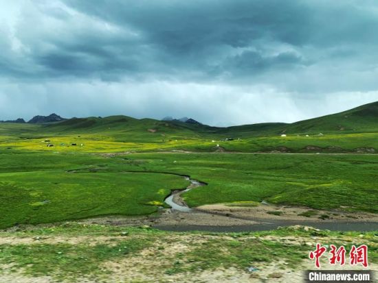 自2005年啟動(dòng)三江源生態(tài)保護(hù)和建設(shè)工程以來(lái)，果洛州共治理黑土灘315.11萬(wàn)畝，使果洛州生態(tài)環(huán)境15年來(lái)得到明顯好轉(zhuǎn)?！O睿 攝