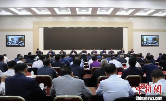 圖為青海省生態(tài)環(huán)境保護(hù)警示教育大會現(xiàn)場?！?zhí)砀！z 　　