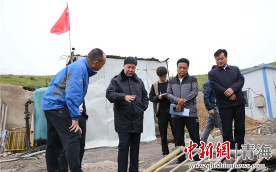 圖為黃南州有關領導現(xiàn)場踏勘、督導生態(tài)環(huán)保責任落實情況現(xiàn)場。黃宣攝
