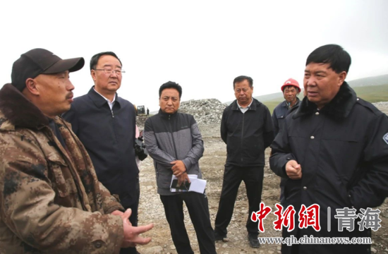 圖為黃南州有關領導現(xiàn)場踏勘、督導生態(tài)環(huán)保責任落實情況現(xiàn)場。黃宣攝
